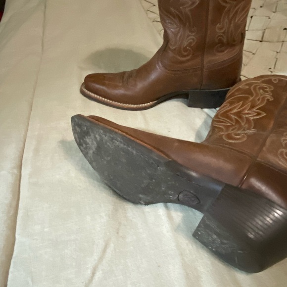 Ariat Cowboy boots 8.5B- slightly worn - Picture 3 of 3